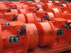 YZS振動(dòng)電機(jī)：加裝防護(hù)外殼，密封性強(qiáng)不易損壞。