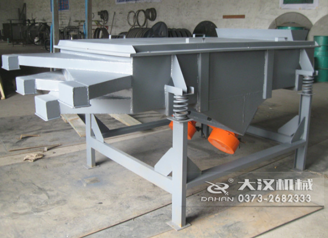  525型直線振動(dòng)篩采用碳鋼材質(zhì)，有四個(gè)出料口可同時(shí)篩出5種不同的物料等級(jí)。