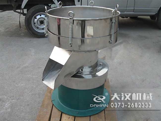 涂料振動(dòng)篩由：框體，振動(dòng)斗，出料口，振動(dòng)電機(jī)底座等部件組成