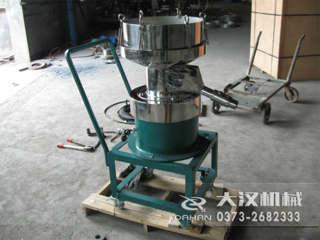 特殊制作的涂料振動(dòng)篩-加裝小推車(chē)裝置，方便設(shè)備的移動(dòng)。