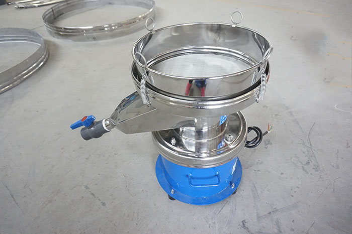 450過(guò)濾篩出料口處加裝閥門裝置，便于控制物料的出料量。