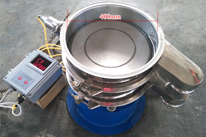 小型振動(dòng)篩采用彈跳球?yàn)榍寰W(wǎng)裝置，清網(wǎng)效果好。