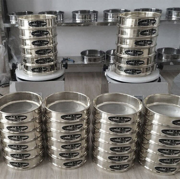 試驗(yàn)篩采用SUS403不生銹材質(zhì)，篩框壁厚0.6mm經(jīng)久耐用不變形，可耐400°高溫，可用于無(wú)機(jī)，有機(jī)溶液。